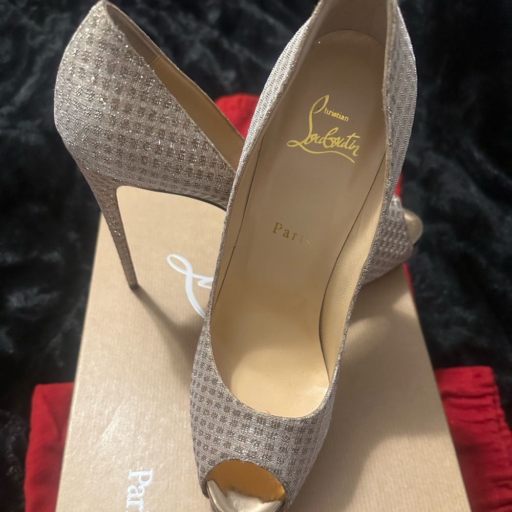 Christian Louboutin New Very Prive 120
Color PK1A Size 38.5